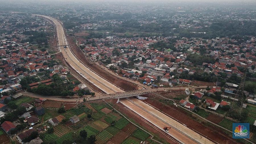 Suasana proyek pembangunan jalan tol Depok-Antasari (Desari) seksi 2 Brigif-Sawangan di Kawasan Krukut, Depok, Jawa Barat, . (CNBC Indonesia/Andrean Kristianto)