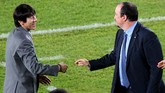 Shin Tae Yong ketika bersalaman dengan Rafael Benitez yang ketika itu masih melatih Inter Milan. Seongnam Ilhwa Chunma menghadapi Inter Milan pada semifinal Piala Dunia Antarklub 2010 di Abu Dhabi. (AFP PHOTO/MARWAN NAAMANI)