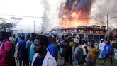 Sebuah toko terlihat terbakar di tengah kerusuhan yang terjadi di Wamena, Papua, 23 September 2019. Kerusuhan terjadi diduga berawal dari kabar ucapan bernada rasialisme oleh guru terhadap murid sekolah. (AP Photo)