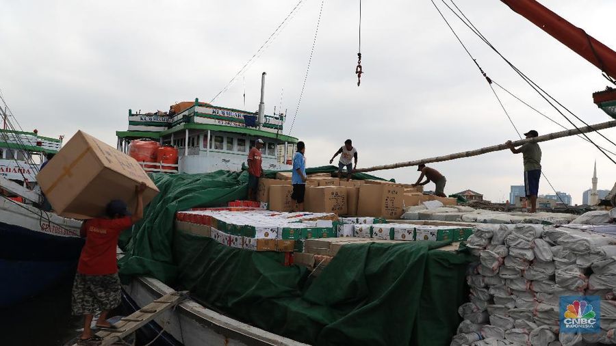 Aktivitas bongkar muat di Pelabuhan Sunda Kelapa, Jakarta Utara, masih normal atau belum mengalami peningkatan signifikan menjelang akhir tahun 2019.