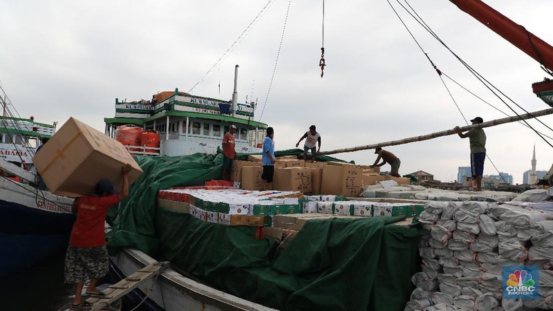Aktivitas bongkar muat di Pelabuhan Sunda Kelapa, Jakarta Utara, masih normal atau belum mengalami peningkatan signifikan menjelang akhir tahun 2019.