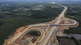 Foto aerial proyek Tol Balikpapan-Samarinda yang akan menjadi salah satu akses masuk ke ibu kota negara baru di Kecamatan Samboja, Kutai Kartanegara, Kalimantan Timur. Presiden Jokowi mengumumkan wilayah ibu kota negara baru akan mengambil sebagian kawasan Penajam Paser Utara dan Kutai Kartanegara. (ANTARA FOTO/Akbar Nugroho Gumay)