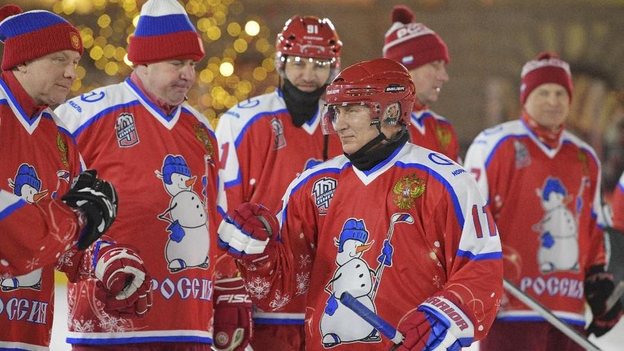 Presiden Rusia Vladimir Putin mengikuti Liga Hoki di sebuah pusat belanja di Lapangan Merah Moskow Rusia, Rabu (25/12/2019).