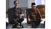 Presiden Joko Widodo (kiri) didampingi Wapres Ma'ruf Amin memperkenalkan jajaran menteri Kabinet Indonesia Maju di tangga beranda Istana Merdeka, Jakarta, 23 Oktober 2019. (ANTARA FOTO/Wahyu Putro A)