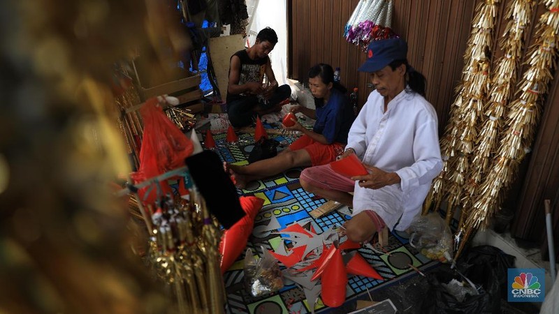 Jelang malam pergantian tahun, penjual terompet di kawasan tersebut sudah mulai marak dan dijual mulai Rp 3.000 hingga Rp 10.000.