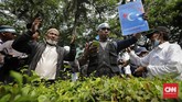 Massa aksi bela Uighur yang berunjuk rasa di depan Kedubes China untuk Indonesia membawa beragam alat beraga termasuk poster bermotif bendera Turkistan Timur. (CNNIndonesia/Adhi Wicaksono)
