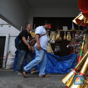 Semarak Pedagang Terompet Mencari Cuan di Kawasan Glodok