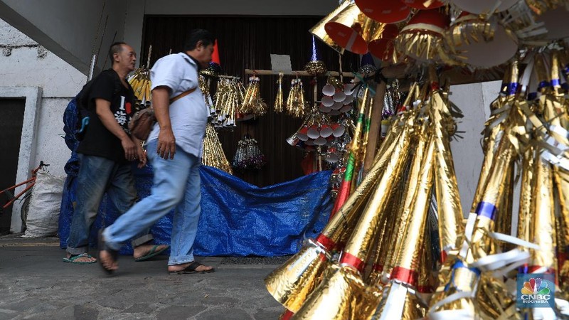 Jelang malam pergantian tahun, penjual terompet di kawasan tersebut sudah mulai marak dan dijual mulai Rp 3.000 hingga Rp 10.000.