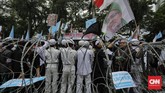 Aksi Bela Uighur itu digelar di depan Kedubes China yang berada di kawasan Mega Kuningan, Jakarta Selatan, setelah ibadah salat Jumat, 27 Desember 2019. (CNNIndonesia/Adhi Wicaksono)
