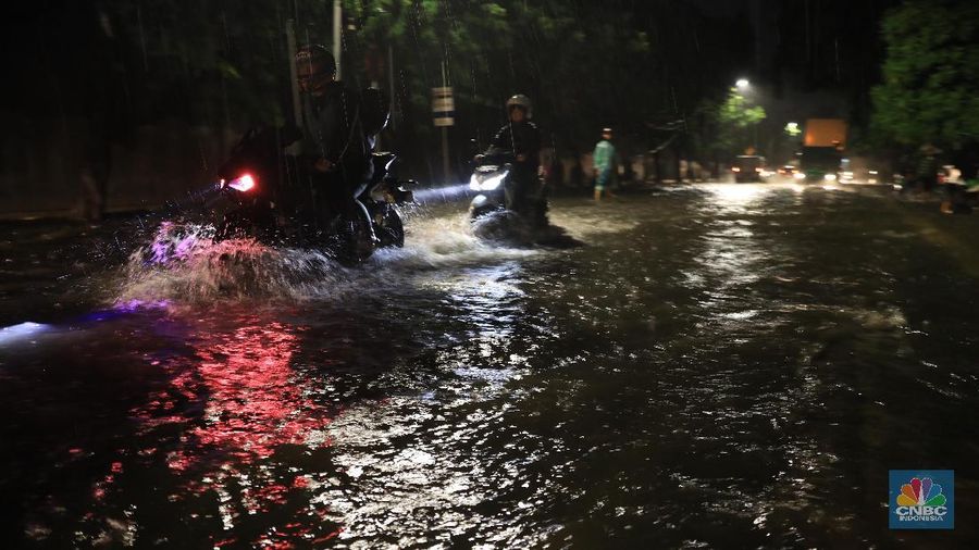 Curah hujan yang tinggi membuat sejumlah wilayah ibu kota tergenang, tak terkecuali kawasan Pelabuhan Sunda Kelapa, Jakarta Utara.