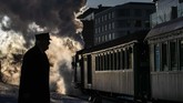 Di Portland, Maine, uap muncul dari cerobong lokomotif The Polar Express yang bergerak menuju Kutub Utara di bawah pengawasan masinis Jerry Angier. (AP Photo/Robert F. Bukaty)
