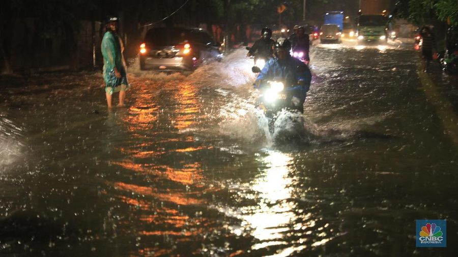 Curah hujan yang tinggi membuat sejumlah wilayah ibu kota tergenang, tak terkecuali kawasan Pelabuhan Sunda Kelapa, Jakarta Utara.