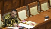Firli Bahuri menjalani uji kepatutan dan kelayakan calon pimpinan KPK di ruang rapat Komisi III DPR, Senayan, Jakarta, 12 September 2019. Pria yang kini berpangkat Komisaris Jenderal Polisi itu telah dilantik Presiden Jokowi untuk memimpin KPK periode 2019-2023. (ANTARA FOTO/Nova Wahyudi/ama.)