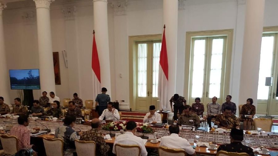 Demikian dikatakan Jokowi membuka rapat terbatas dengan topik pembahasan Omnibus Law Cipta Lapangan Kerja di Istana Bogor, Jawa Barat, Jumat (27/12/2019).