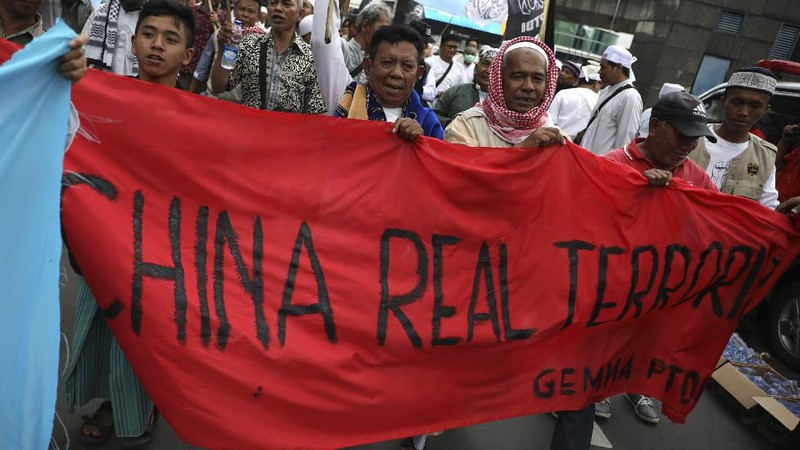 Sejumlah komunitas melakukan unjuk rasa terkait dugaan persekusi dan diskriminasi etnis Uighur di depan Kedubes China, Jumat (27/12/2019).