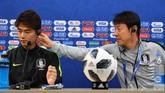 Shin Tae Yong berusaha memperbaiki posisi earpiece gelandang Korea Selatan Ki Sung Yueng. Korea Selatan menelan dua kekalahan dan satu kemenangan di Piala Dunia 2018. (Dimitar DILKOFF / AFP)