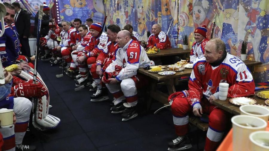 Presiden Rusia Vladimir Putin mengikuti Liga Hoki di sebuah pusat belanja di Lapangan Merah Moskow Rusia, Rabu (25/12/2019).