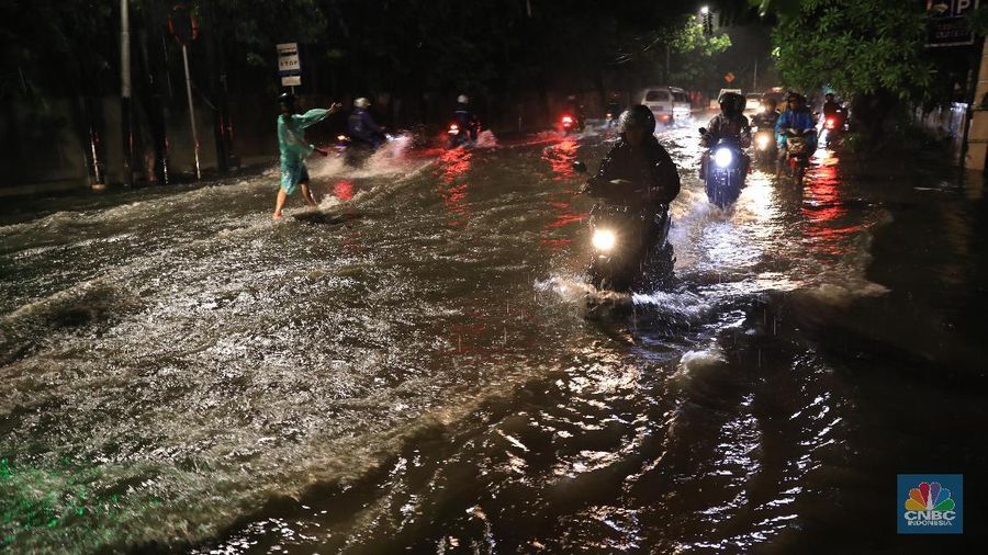 Curah hujan yang tinggi membuat sejumlah wilayah ibu kota tergenang, tak terkecuali kawasan Pelabuhan Sunda Kelapa, Jakarta Utara.