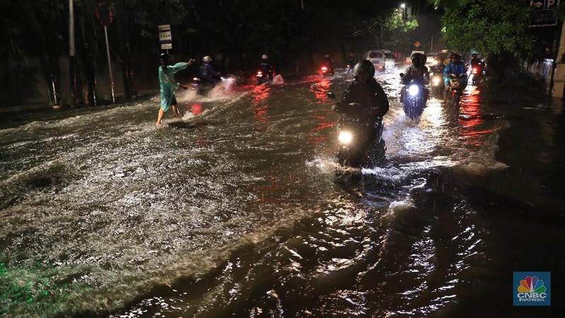 Curah hujan yang tinggi membuat sejumlah wilayah ibu kota tergenang, tak terkecuali kawasan Pelabuhan Sunda Kelapa, Jakarta Utara.