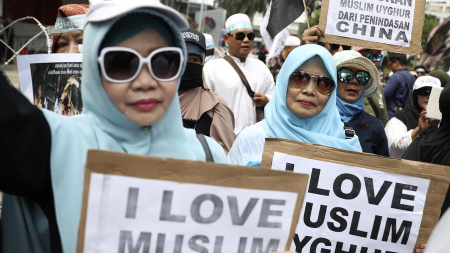 Sejumlah komunitas melakukan unjuk rasa terkait dugaan persekusi dan diskriminasi etnis Uighur di depan Kedubes China, Jumat (27/12/2019).