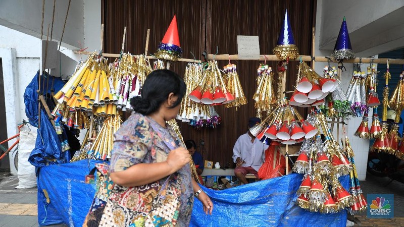 Jelang malam pergantian tahun, penjual terompet di kawasan tersebut sudah mulai marak dan dijual mulai Rp 3.000 hingga Rp 10.000.