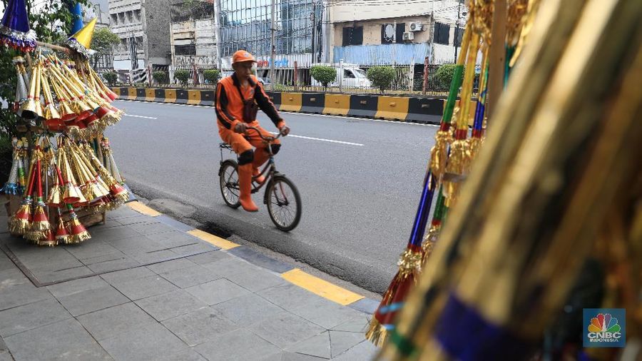 Jelang malam pergantian tahun, penjual terompet di kawasan tersebut sudah mulai marak dan dijual mulai Rp 3.000 hingga Rp 10.000.