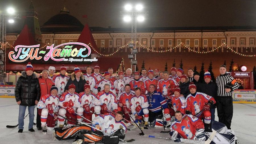 Presiden Rusia Vladimir Putin mengikuti Liga Hoki di sebuah pusat belanja di Lapangan Merah Moskow Rusia, Rabu (25/12/2019).