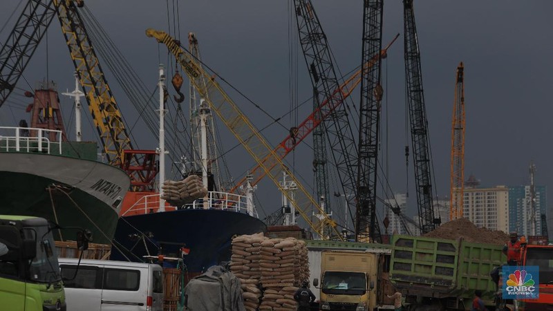 Aktivitas bongkar muat di Pelabuhan Sunda Kelapa, Jakarta Utara, masih normal atau belum mengalami peningkatan signifikan menjelang akhir tahun 2019.