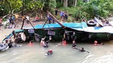 Petugas gabungan dari SAR Pagaralam, TNI, Polri, BPBD dan Tagana melakukan evakuasi Bus Sriwijaya rute Bengkulu - Palembang yang mengalami kecelakaan di Liku Sungai Lematang, Prahu Dipo, Dempo Selatan, Kota Pagaralam, Sumatera Selatan, Rabu (25/12/2019). ANTARA FOTO/HO/Basarnas Palembang/FS/aww.