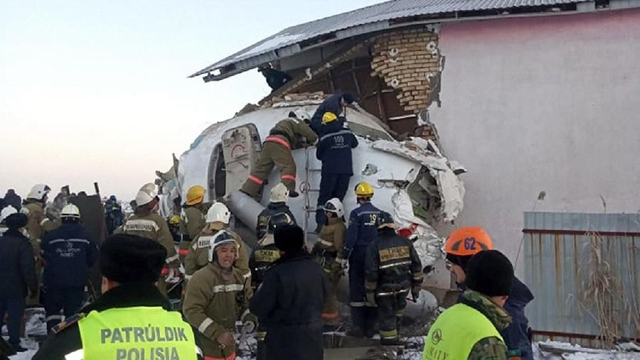 Pesawat Bek Air berisi 100 orang jatuh di dekat Bandara Internasional Almaty, Kazakhstan, Jumat (27/12/2019).