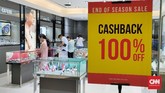 Gelaran diskon akhir tahun tidak hanya menawarkan belanja dengan harga lebih murah, tetapi juga cashback alias pengembalian uang tunai hingga 100 persen. (CNNIndonesia/Safir Makki).