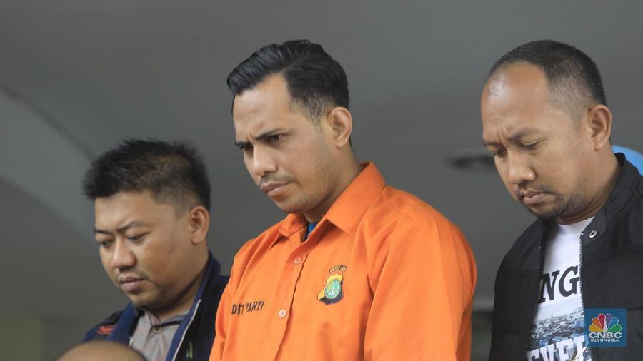 Dua tersangka RM dan RB penyiraman air keras terhadap Novel Baswedan RB dan RM dibawa dari Polda Metro Jaya ke Bareskrim Polri.