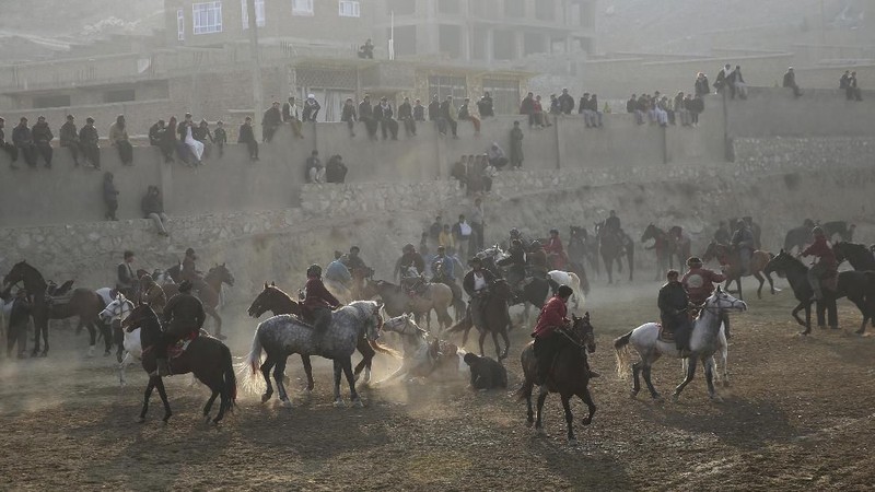Buzkashi merupakan tradisi unik yang dilakukan oleh warga Afghanistan yang setiap pesertanya harus menunggang kuda.