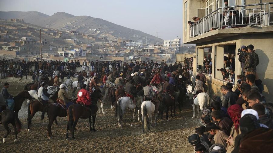 Buzkashi merupakan tradisi unik yang dilakukan oleh warga Afghanistan yang setiap pesertanya harus menunggang kuda.