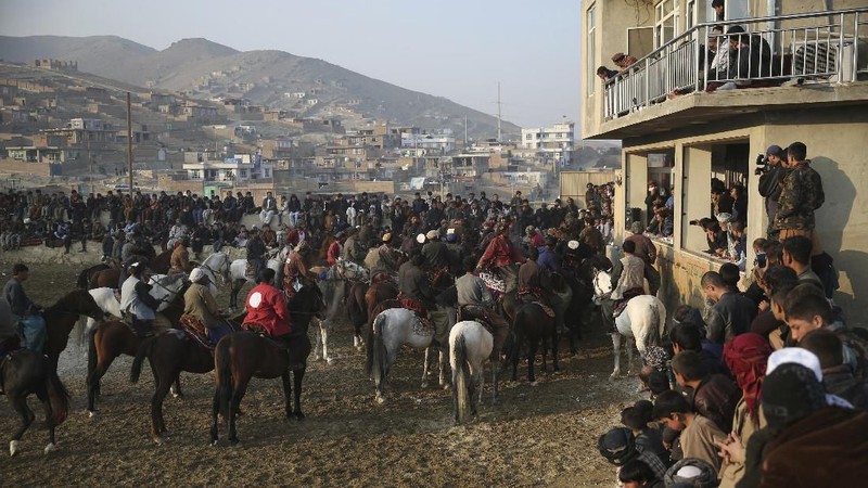 Buzkashi merupakan tradisi unik yang dilakukan oleh warga Afghanistan yang setiap pesertanya harus menunggang kuda.