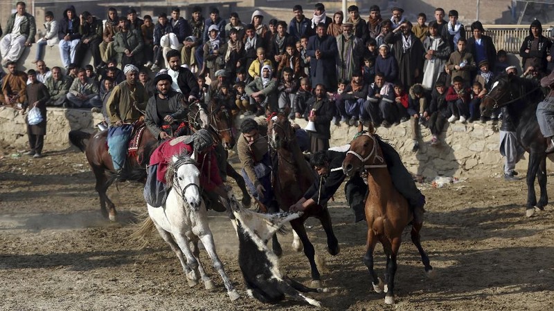 Buzkashi merupakan tradisi unik yang dilakukan oleh warga Afghanistan yang setiap pesertanya harus menunggang kuda.