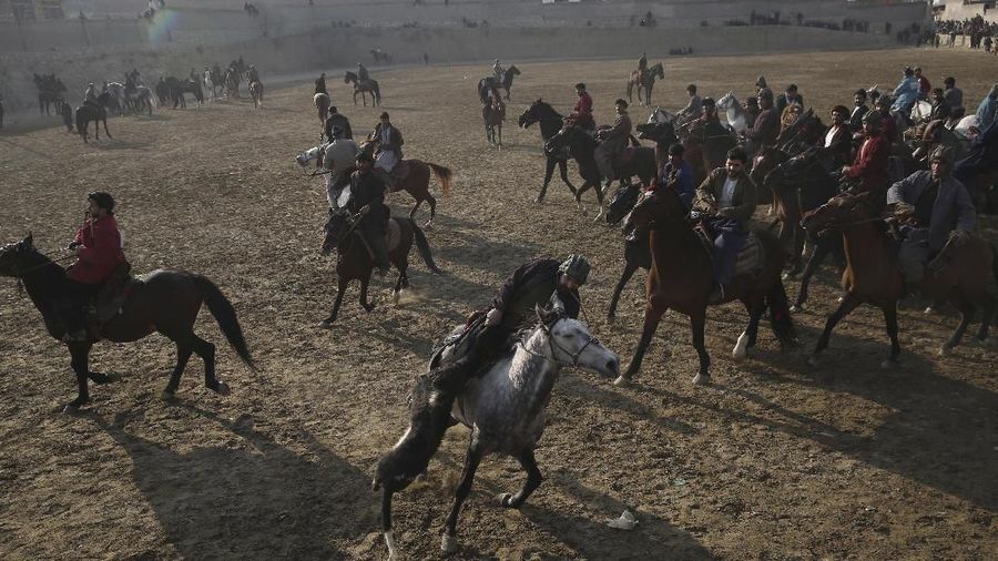 Buzkashi merupakan tradisi unik yang dilakukan oleh warga Afghanistan yang setiap pesertanya harus menunggang kuda.