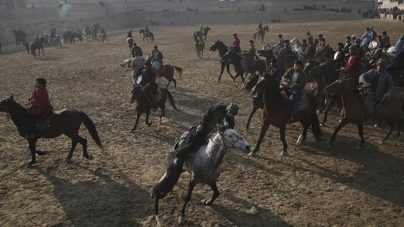 Buzkashi merupakan tradisi unik yang dilakukan oleh warga Afghanistan yang setiap pesertanya harus menunggang kuda.
