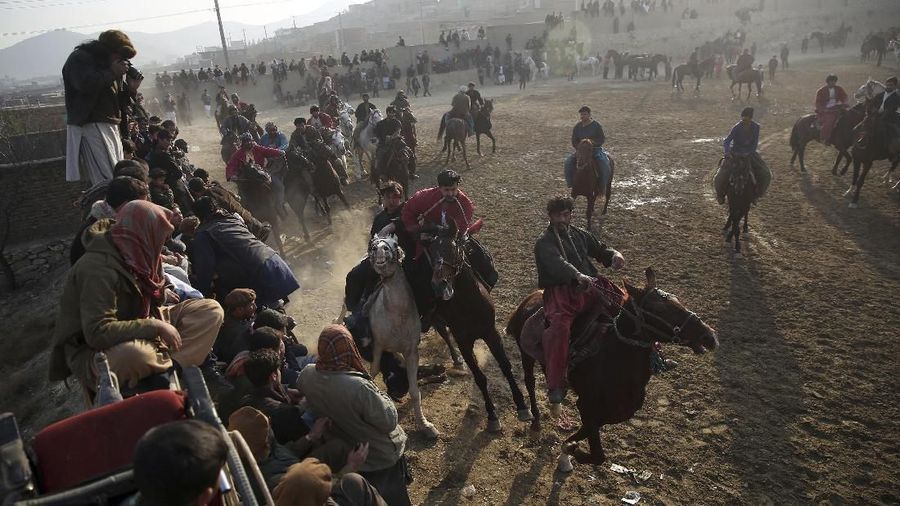 Buzkashi merupakan tradisi unik yang dilakukan oleh warga Afghanistan yang setiap pesertanya harus menunggang kuda.