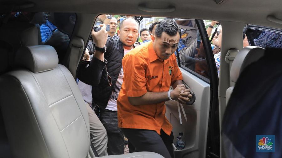 Dua tersangka RM dan RB penyiraman air keras terhadap Novel Baswedan RB dan RM dibawa dari Polda Metro Jaya ke Bareskrim Polri.