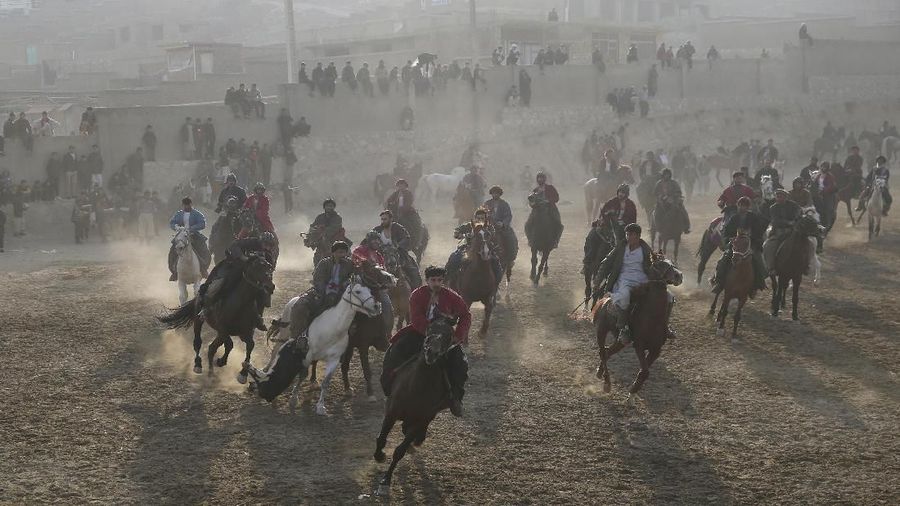 Buzkashi merupakan tradisi unik yang dilakukan oleh warga Afghanistan yang setiap pesertanya harus menunggang kuda.