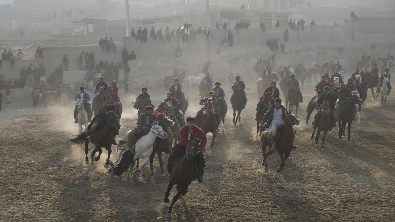 Buzkashi merupakan tradisi unik yang dilakukan oleh warga Afghanistan yang setiap pesertanya harus menunggang kuda.