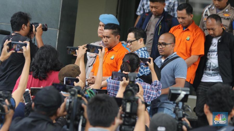 Dua tersangka RM dan RB penyiraman air keras terhadap Novel Baswedan RB dan RM dibawa dari Polda Metro Jaya ke Bareskrim Polri.