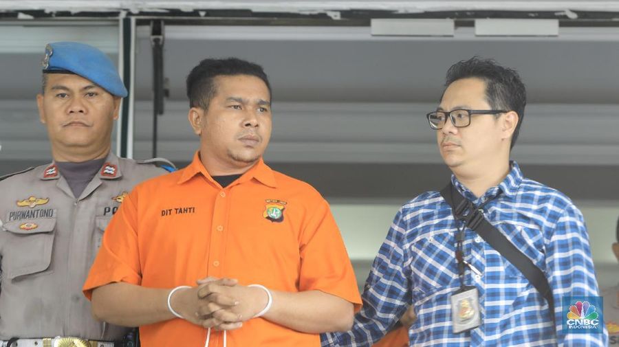 Dua tersangka RM dan RB penyiraman air keras terhadap Novel Baswedan RB dan RM dibawa dari Polda Metro Jaya ke Bareskrim Polri.