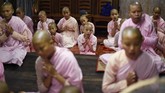 Kegelapan masih menyelimuti daerah pinggiran Yangon yang miskin ketika nyanyian Buddhis bersaing dengan gonggongan anjing jalanan. (Ye Aung THU/AFP)