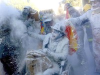 Saat Telur Busuk dan Tepung Jadi Amunisi Perang di Spanyol