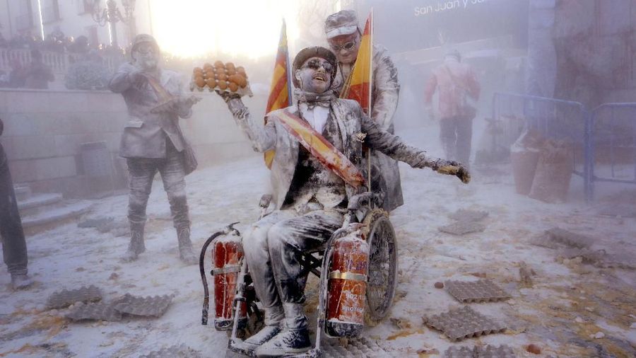Tradisi Els Enfarinats pertama kali muncul pada musim dingin tahun 1636. Tradisi ini sempat terhenti pada masa kediktatoran Jenderal Fransisco Franco.