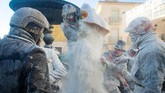 Perang tepung terbagi atas dua kubu, yakni pria lajang dan pria yang telah menikah. Pria menikah menjadi pihak pemegang kekuasaan, sementara pria lajang sebagai oposisi. (JAIME REINA/AFP)