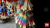 Menjelang pergantian tahun baru 2020, sejumlah pedagang terompet musiman mulai marak di kawasan Glodok dengan harga jual berkisar dari Rp. 7.000 hingga Rp. 15.000 tergantung model dan kesulitan pembuatan terompet. Jakarta. Minggu (29/12/2019).CNN Indonesia/Andry Novelino