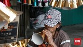 Terompet menjadi incaran warga yang berniat merayakan tahun baru. Terompet biasanya ditiup ramai-ramai persis saat pergantian malam tahun baru. (24/12/2019). CNN Indonesia/Andry Novelino